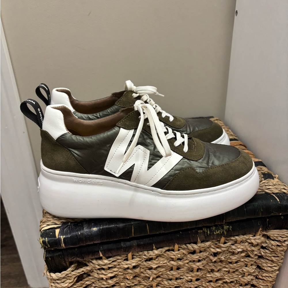Wonders Women's Olive and White Platform Sneakers